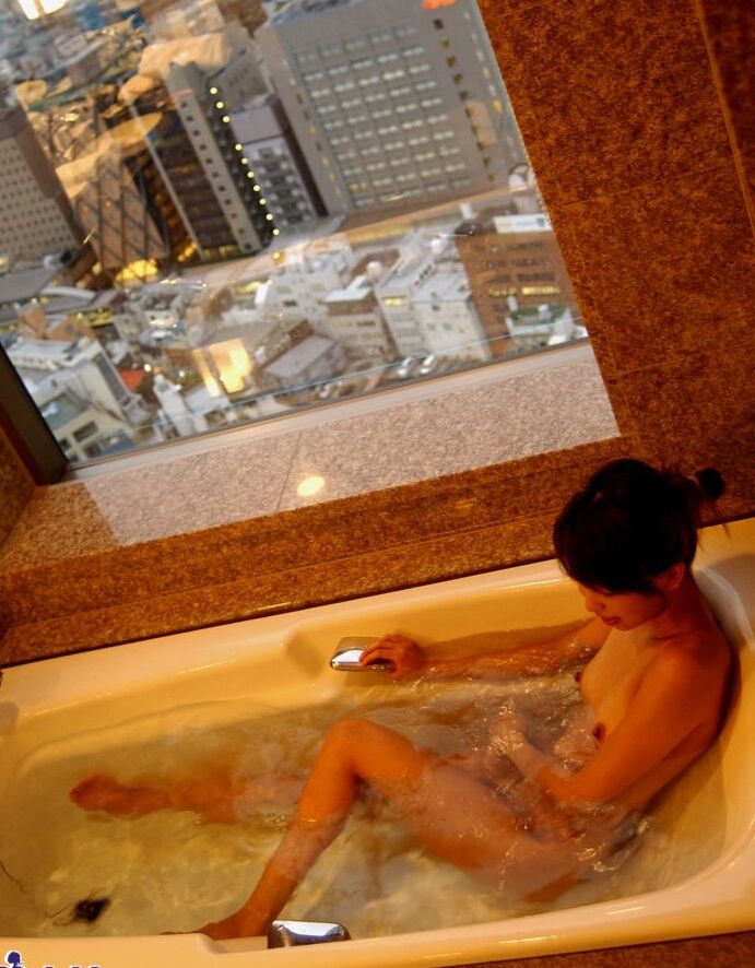 16P La jeune japonaise Sunao enlève sa jupe avant de prendre un bain