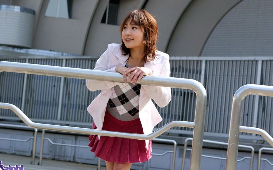 16P A adolescente japonesa Saya mostra os seios e o arbusto enquanto troca de roupa