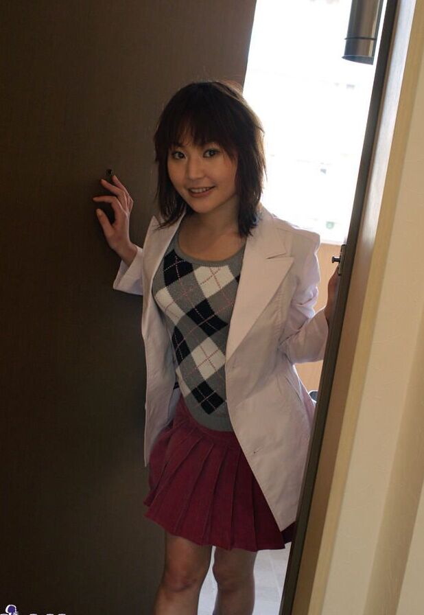 16P A adolescente japonesa Saya mostra os seios e o arbusto enquanto troca de roupa