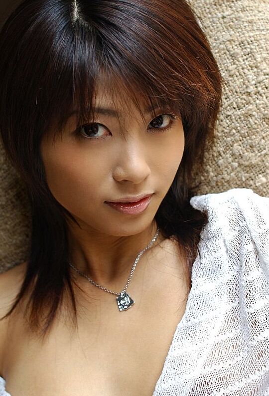 16P A linda garota japonesa Rin Suzuka deixa um seio firme solto durante a ação solo