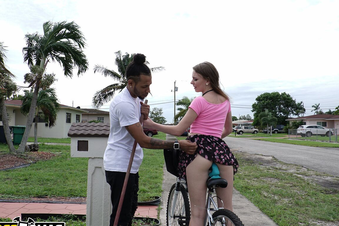 21P A morena adolescente sacanagem Alex Blake sopra e transa com um pau preto monstruoso