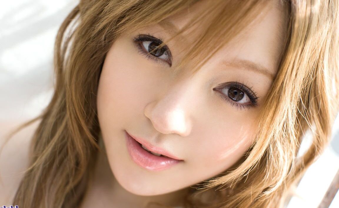 16P Sexy modelo japonesa Ria Sakurai tira lingerie e vê através da calcinha