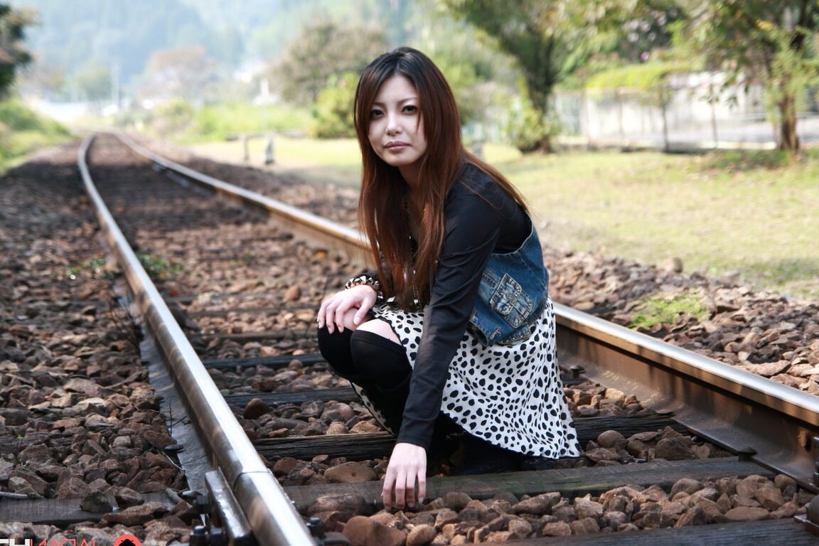 15P 生意気なアジアの桜子が川でストリップして小さなおっぱいを誇示する