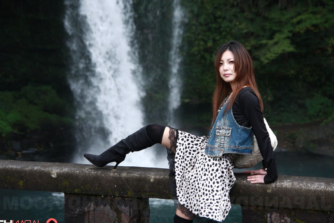 15P 生意気なアジアの桜子が川でストリップして小さなおっぱいを誇示する