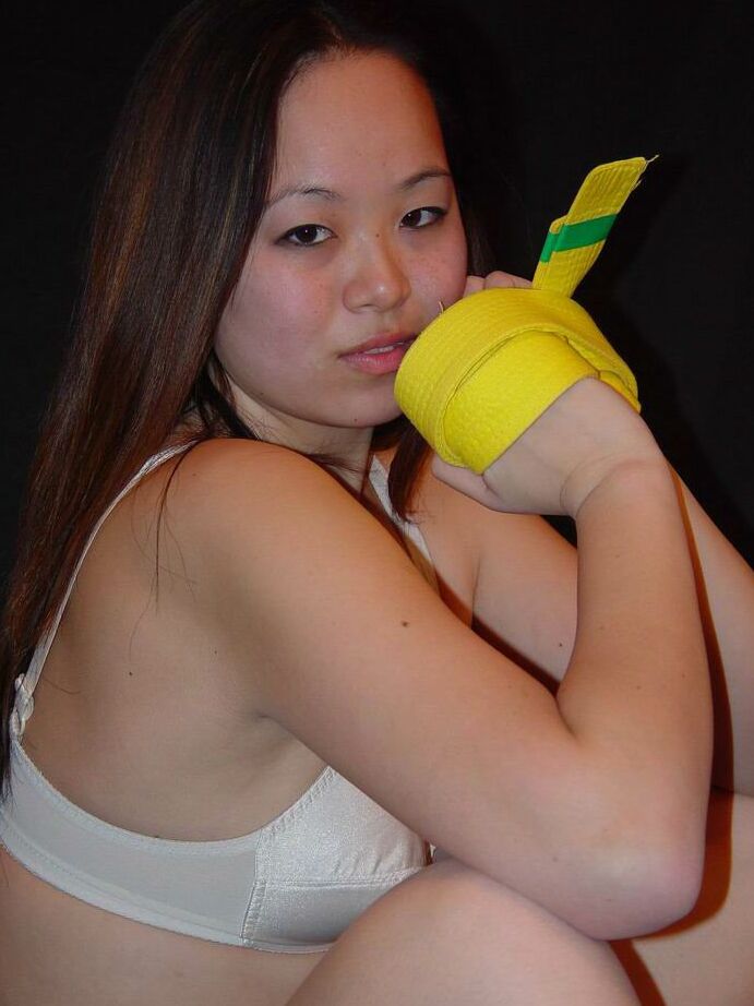 16P Beauty modelo asiático amador China está acariciando seu agarramento preciso