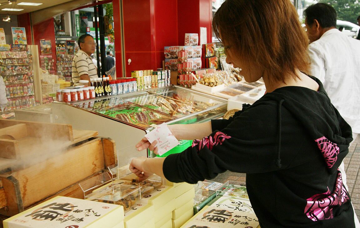 16P A ruiva japonesa Saori tem seus seios adolescentes apalpados depois de expor sua calcinha