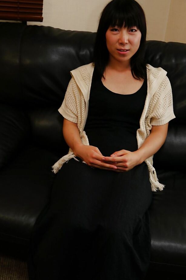 16P A dona de casa oriental madura Aiko Kurita se espalhando para fotos sensuais de calcinhas brancas