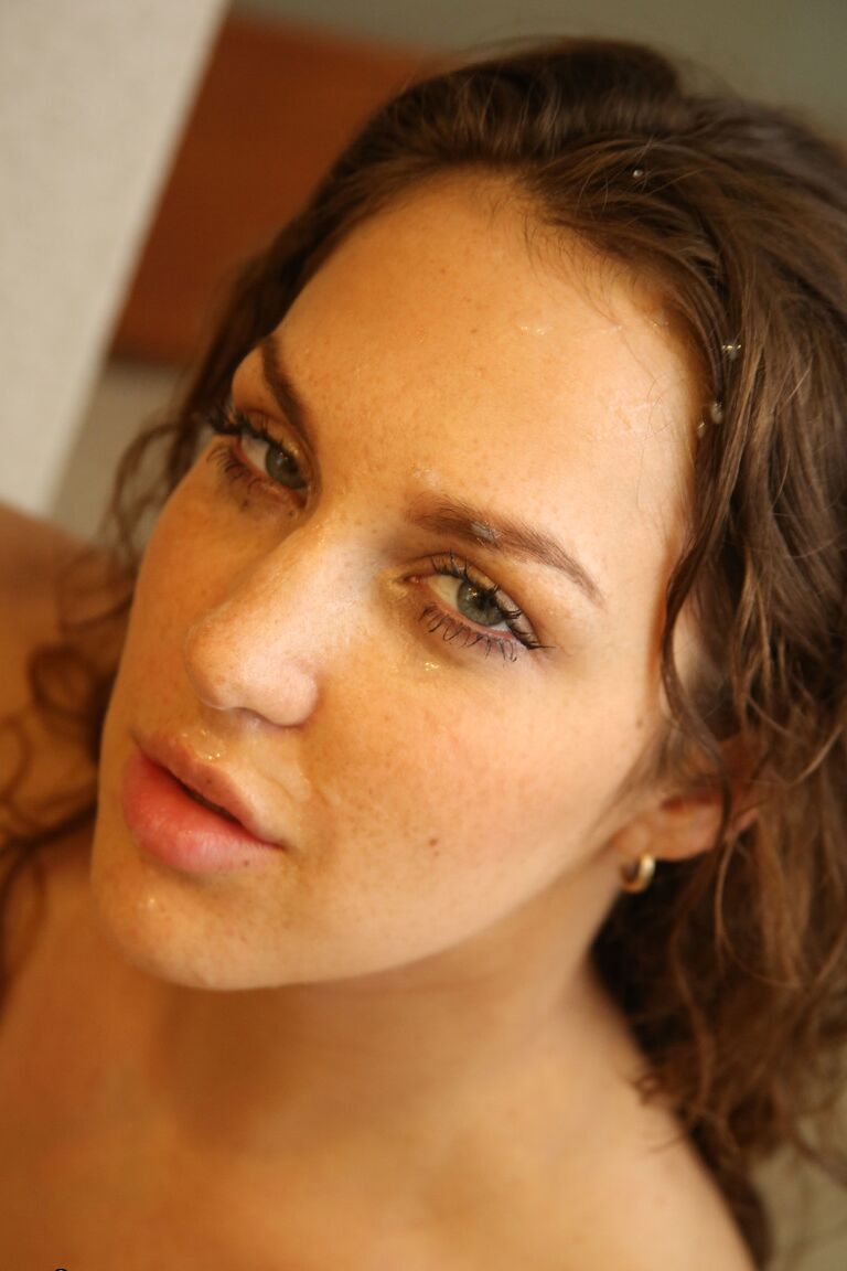 15P La tetona Kiera King saca la lengua para correrse después del sexo en la ducha