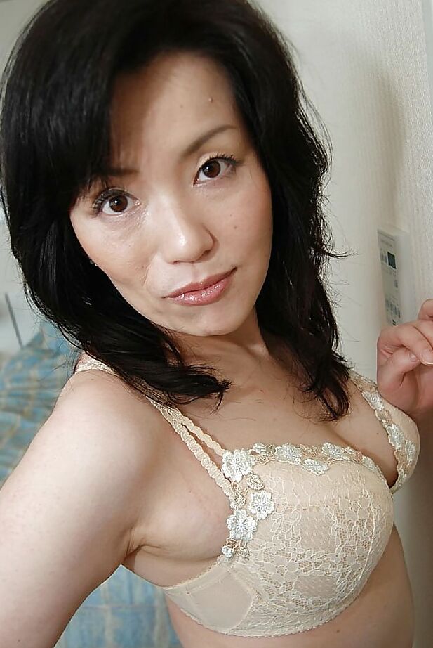 16P La MILF asiática Misuzu Masuko se desnuda y abre los labios de su coño en primer plano
