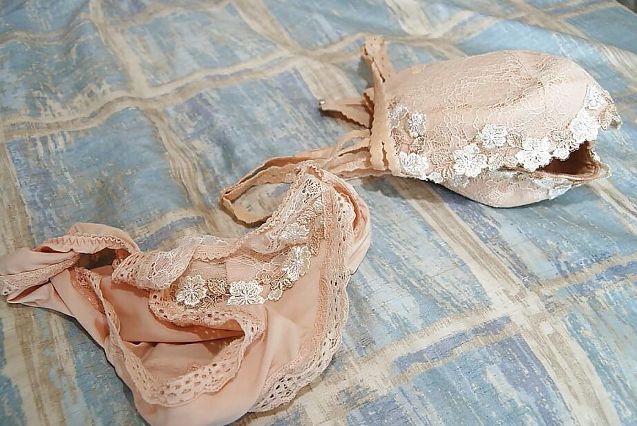 16P La MILF asiática Misuzu Masuko se desnuda y abre los labios de su coño en primer plano