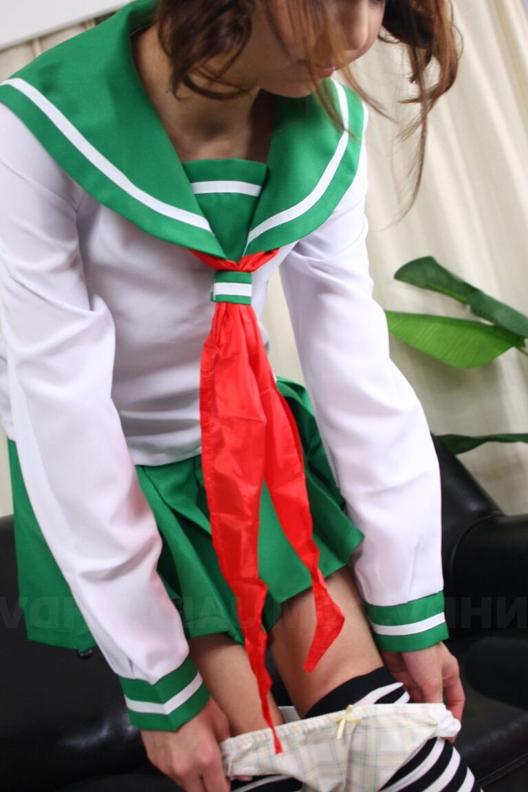 15P La colegiala japonesa con trenzas Hikaru Aoyama se afeita el coño inocente