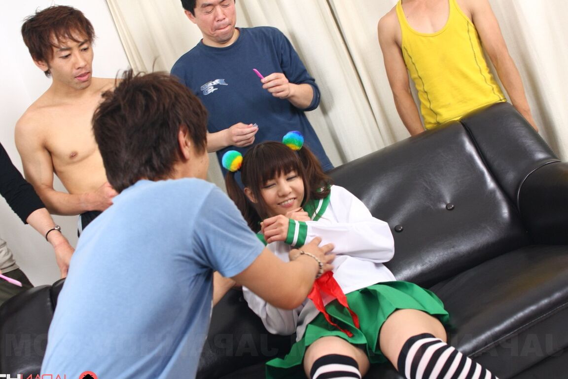 15P La colegiala japonesa con trenzas Hikaru Aoyama se afeita el coño inocente