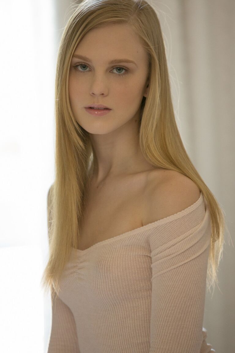 20P Lily Rader, une adolescente mince, accueille une énorme bite noire dans la chatte et la bouche