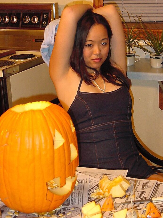 16P Chinoise asiatique amateur montrant ses petits seins et sa chatte poilue dans la cuisine