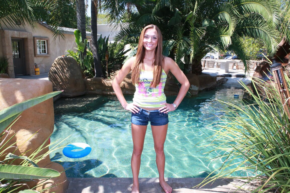 21P A morena americana Marry Lynn levando uma enorme haste preta na vagina