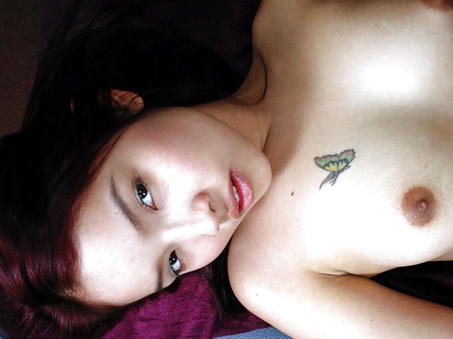 16P Nena asiática tentadora exponiendo su cuerpo follable y jugando con su chocho peludo