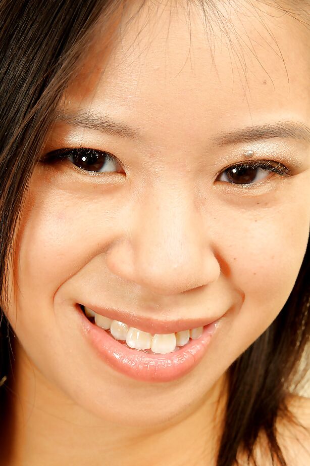 16P Adorável adolescente asiática Asia Zo exibindo sua boceta raspada e espalhando-a
