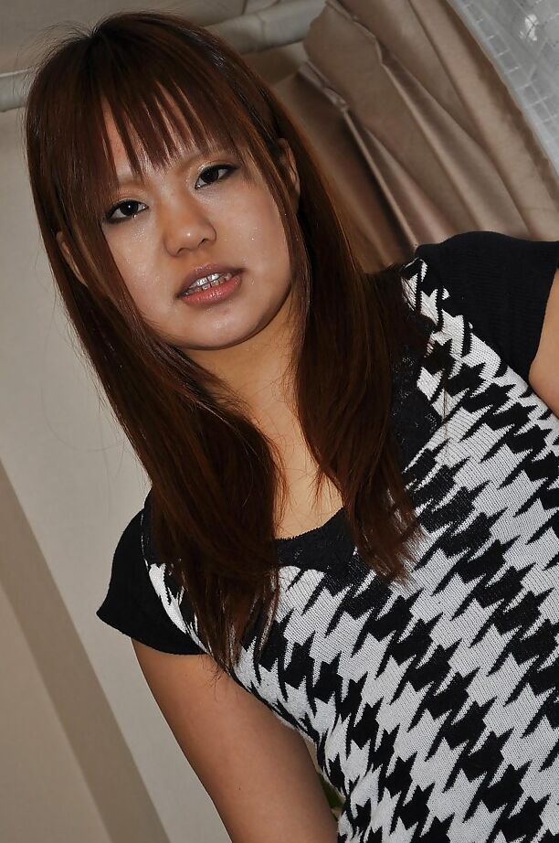 16P Adolescente asiática safada Minami Aida tirando a roupa e brincando com um vibrador