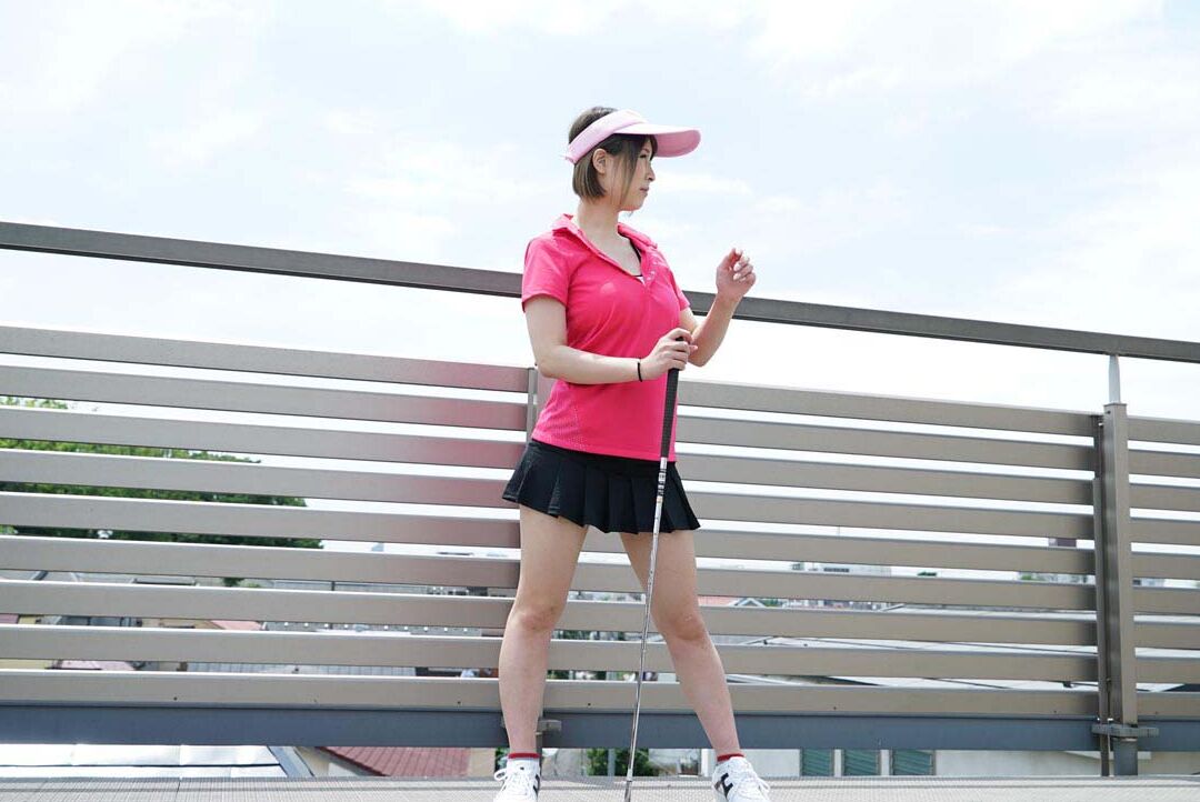 20P A golfista asiática gostosa Honoka Orihara estimula seus seios naturais e pega um pau