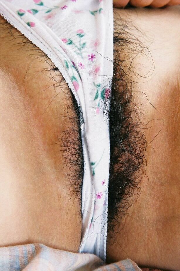 16P Asiática amateur Junko mostrando su coño peludo bajo la falda debajo de las bragas