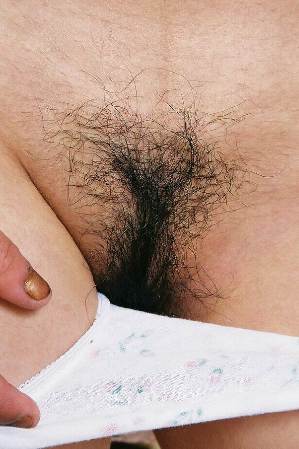 16P Asiática amateur Junko mostrando su coño peludo bajo la falda debajo de las bragas