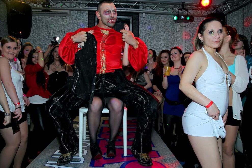 15P Fiesteras cachondas disfrutan de una mamada de polla interracial lasciva en una orgía de club de borrachas