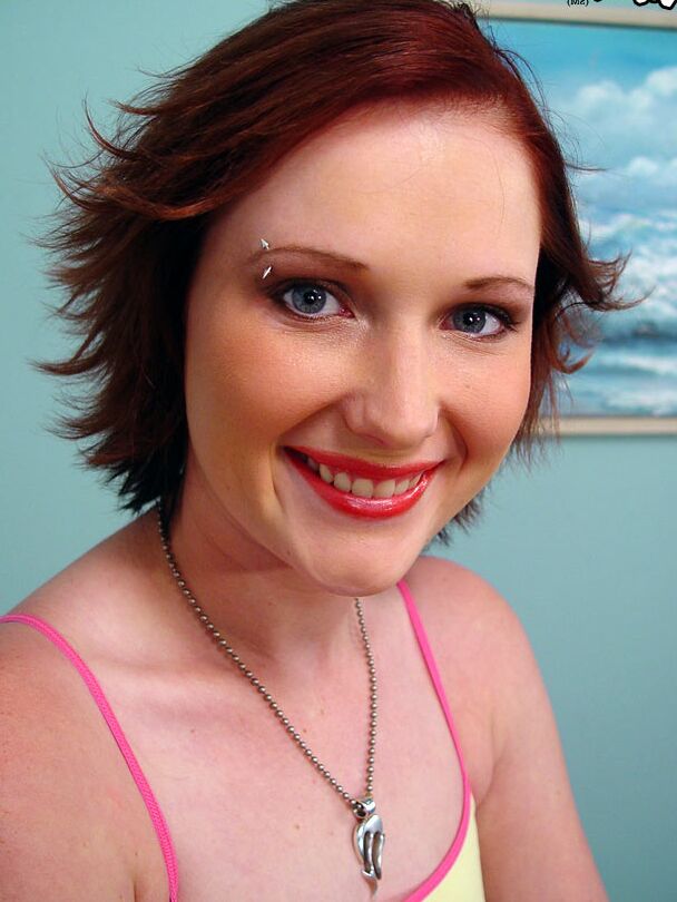 21P Gata com piercings Sra. Desrey é fodida por uma BBC na frente do namorado