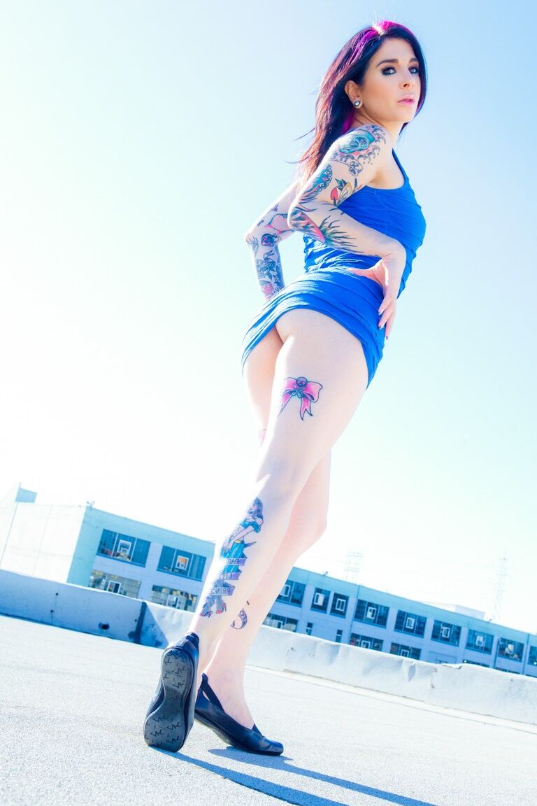 15P Amadora com tatuagens Joanna Angel chama a atenção para sua bucetinha e boca anal