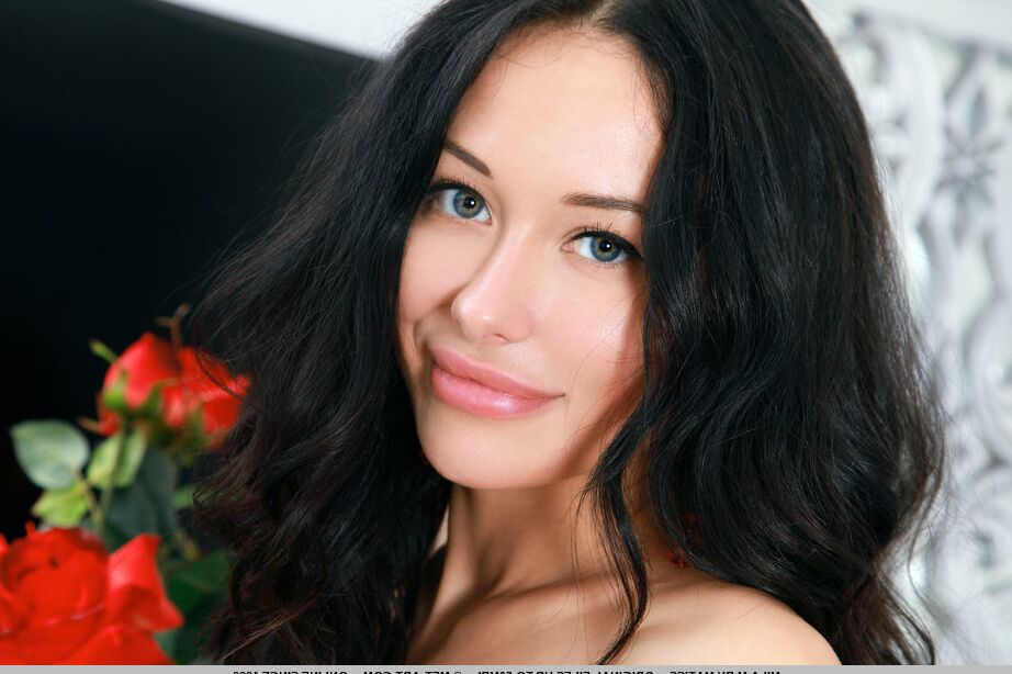 18P Mila M, une jeune femme aux cheveux noirs, expose sa chatte rasée d'adolescente lors d'un shooting glamour.