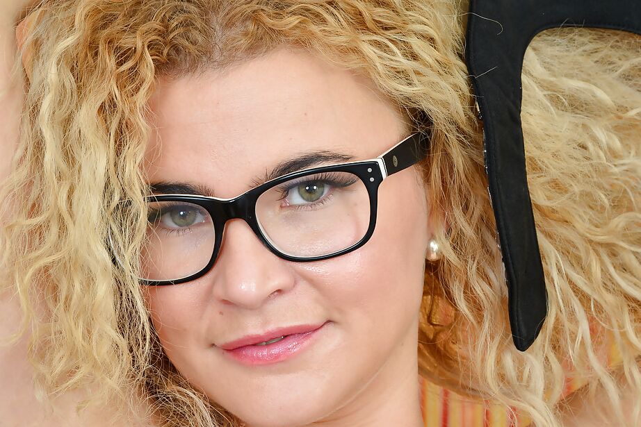 16P Sessão de masturbação em close-up com a loira esbelta Angel Diamonds
