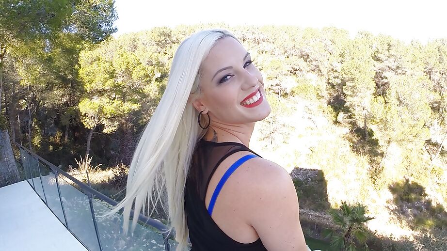 16P La europea Blanche Bradburry mostrando su gran culo redondo al aire libre