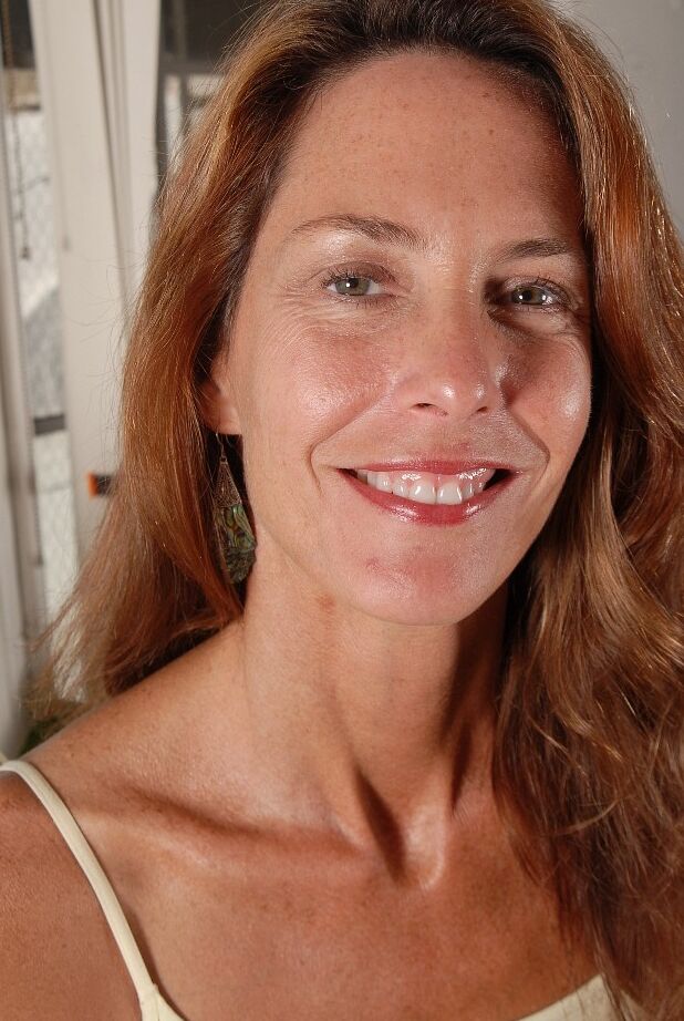 16P Sherry madura tira a roupa e brinca com anal gape