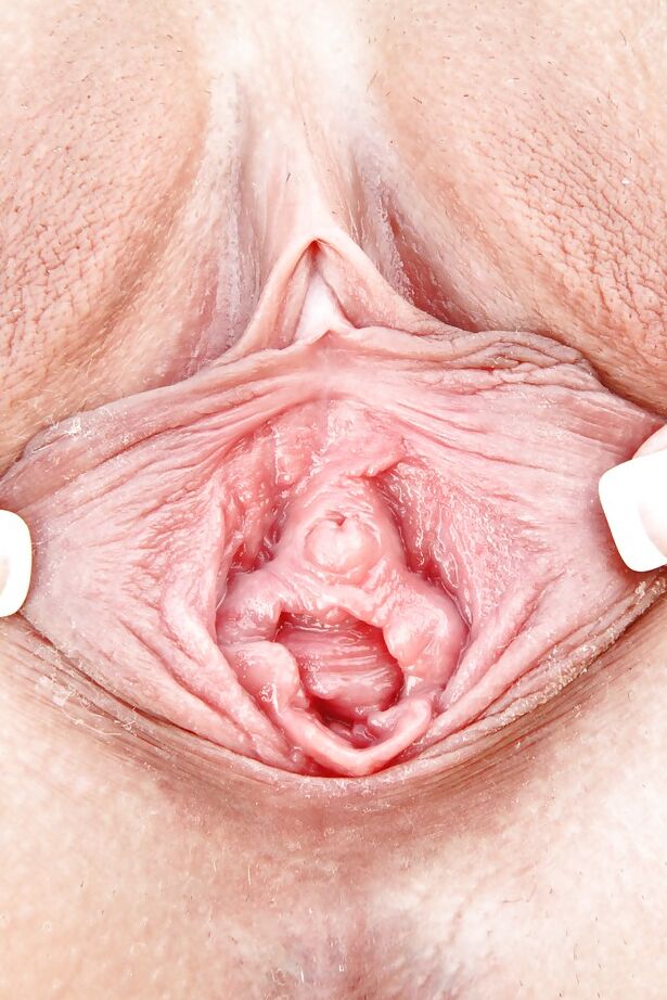 16P Kate England, star blonde du porno, exhibe ses lèvres pendantes.