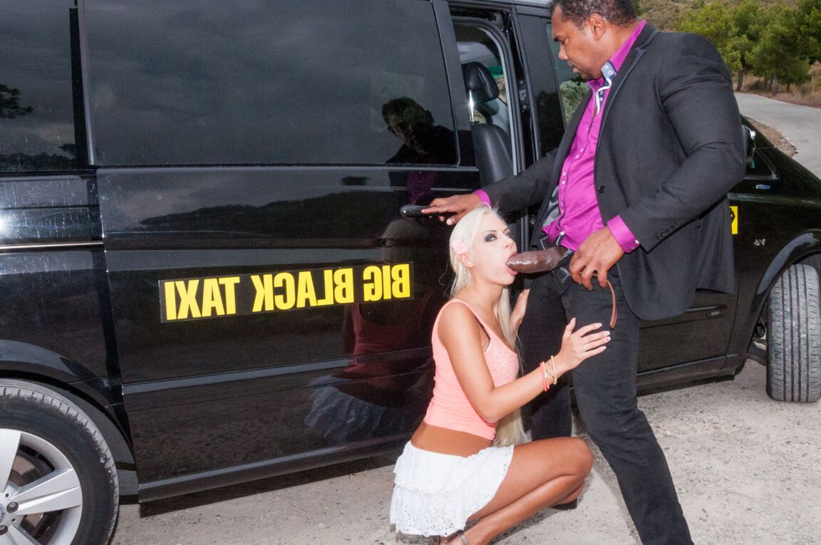 Julie Hunter, une jeune blonde platine 12P, fait une BBC dans une limousine allongée.