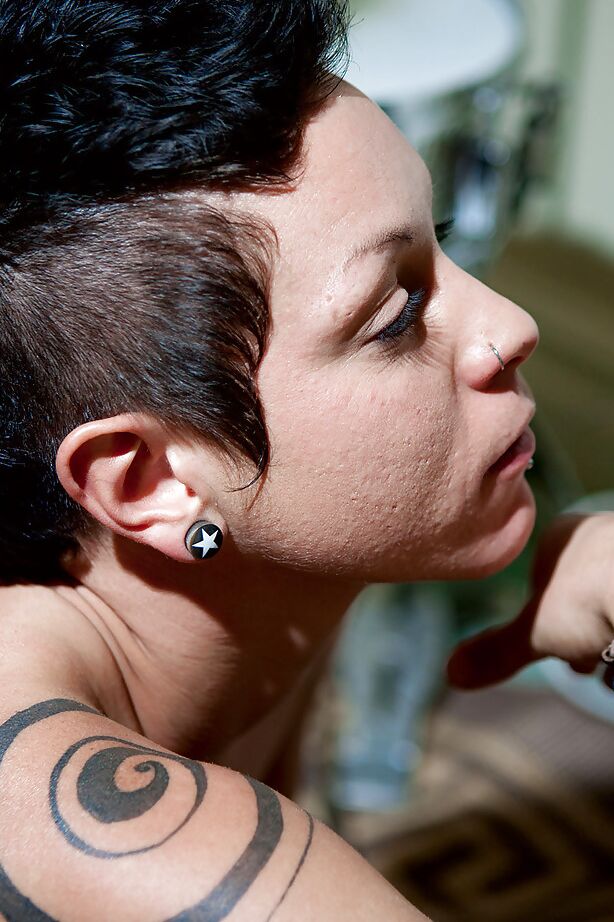 16P Garota punk de cabelos curtos Jane A exibindo corpo tatuado de MILF