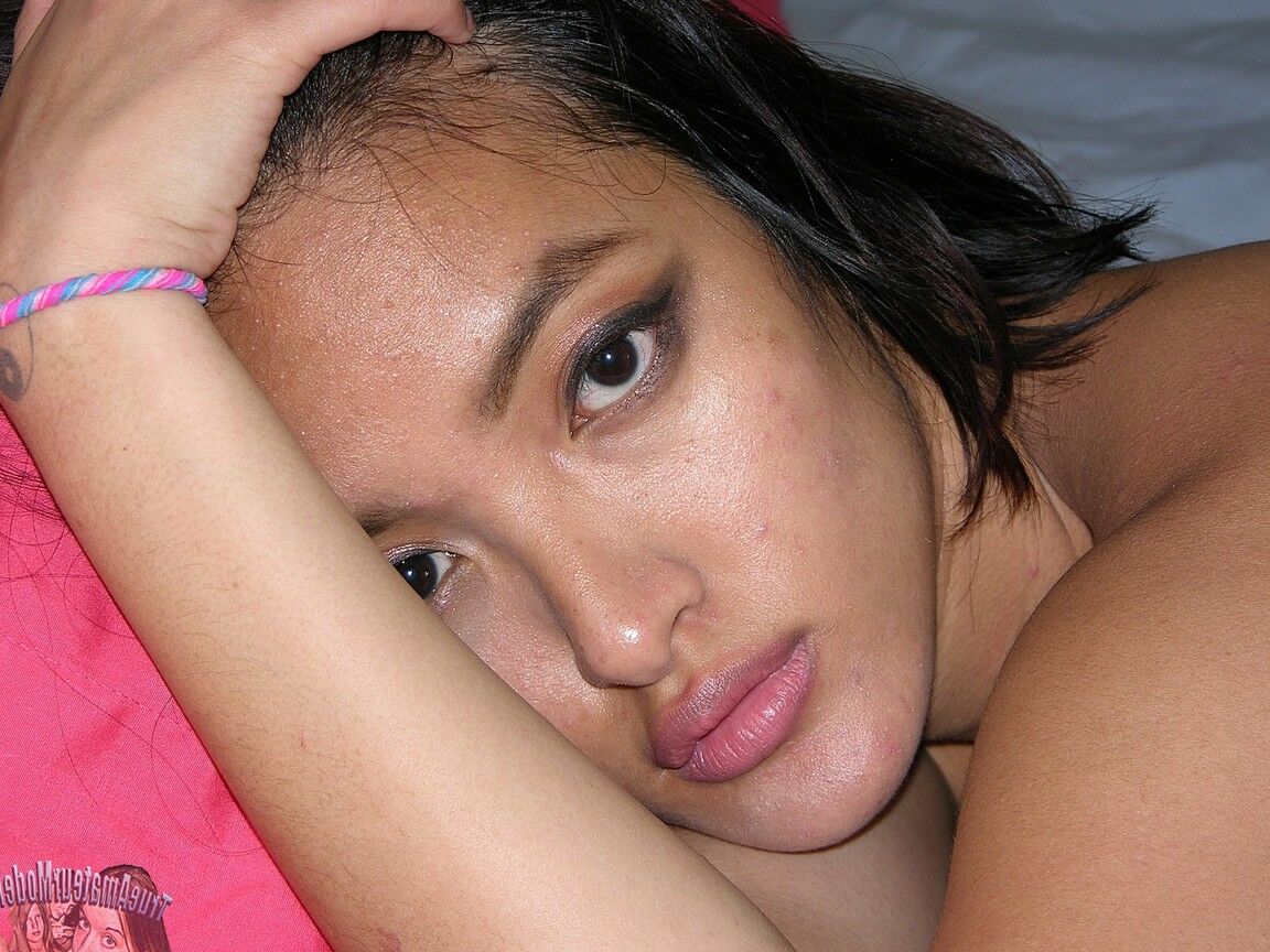 16P アジアの素人がぽっかり開いた肛門と膣を見せながら裸のお尻を掴む