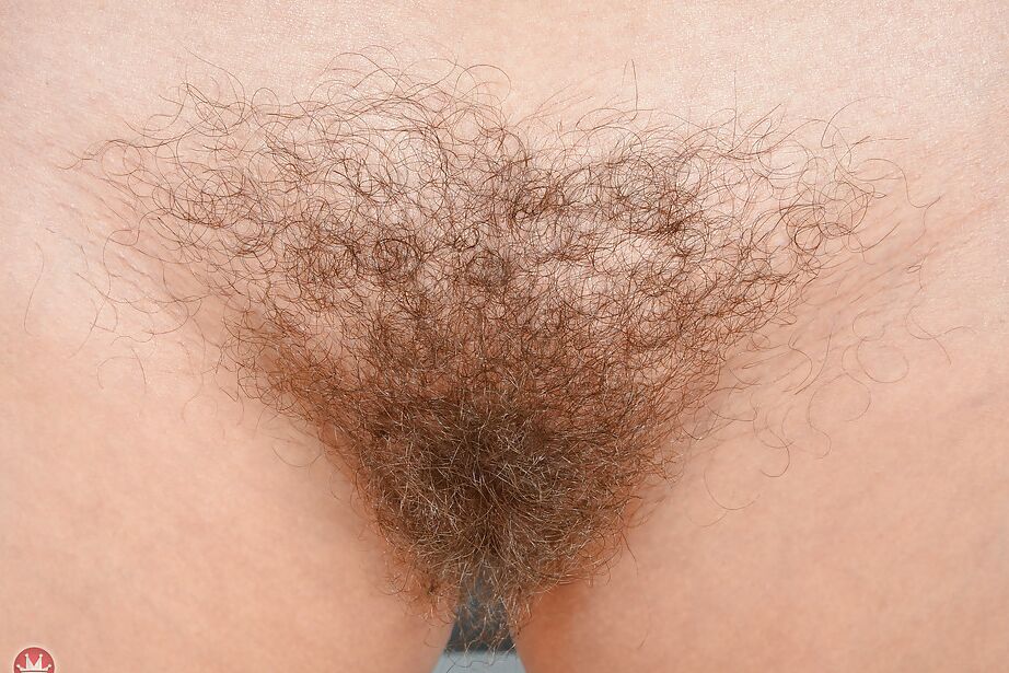 16P Mulher loira esbelta Regina exibindo vagina peluda bem aberta