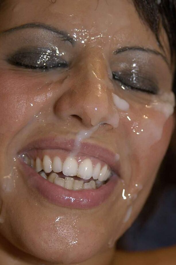 15P Latina slut Scarlett March gets her face covered in sperm during a gangbang