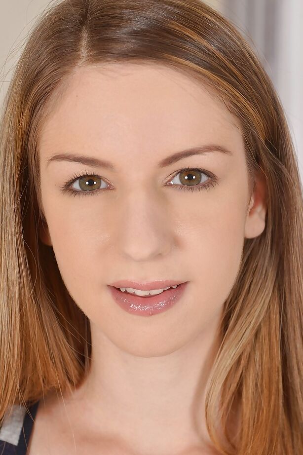 16P La adolescente Stella Cox está desnuda y mostrando su cuerpo de diosa.