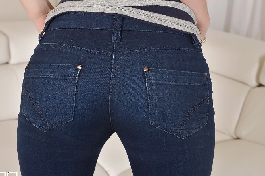 16P La adolescente Stella Cox está desnuda y mostrando su cuerpo de diosa.