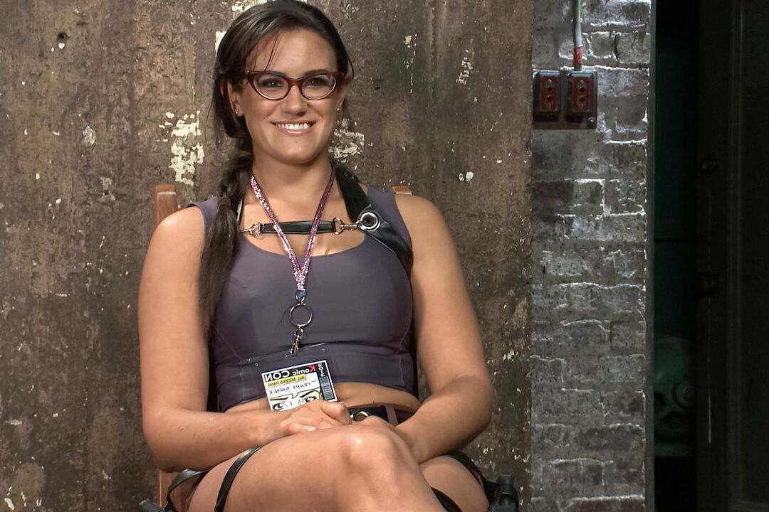 21P Cutie Penny Barber se fait déshabiller et baiser le visage par une bande de pervers