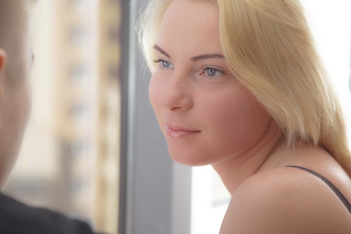 14P La rubia de ojos azules Angie Koks es follada por el culo después de un dedo anal