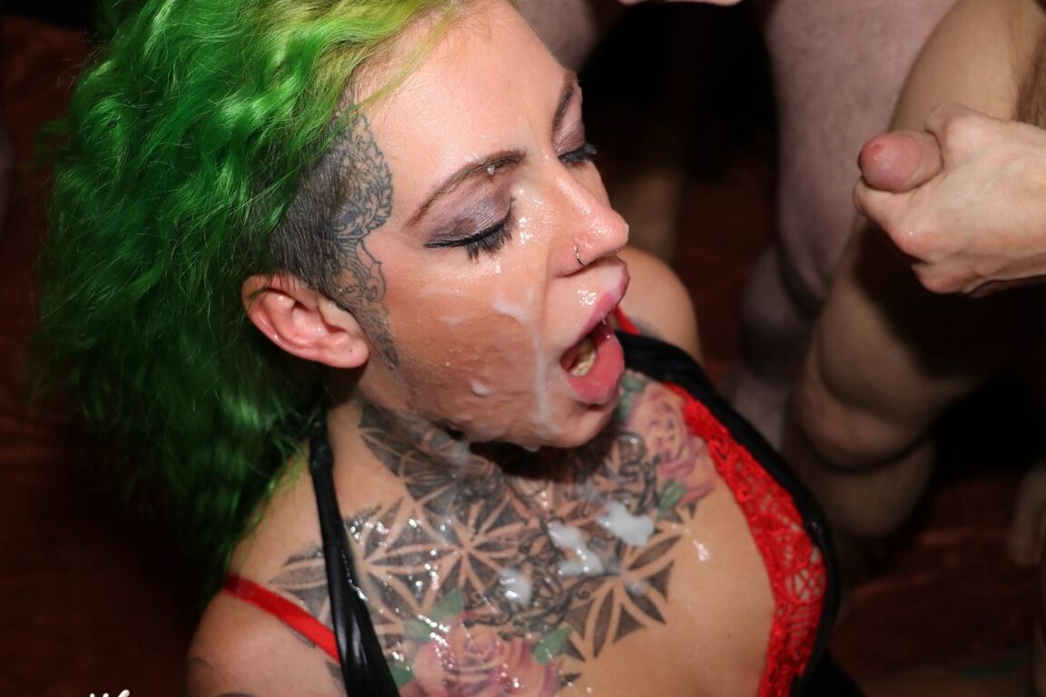 16P Das tätowierte Alt-Girl Phoenix Madina steht im Mittelpunkt einer Bukkake-Party