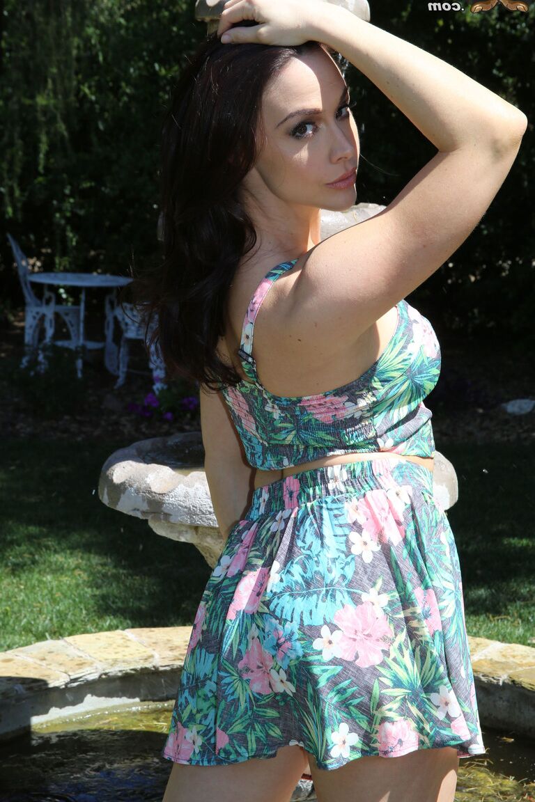 21P Die brünette Verführerin Chanel Preston wird umzingelt