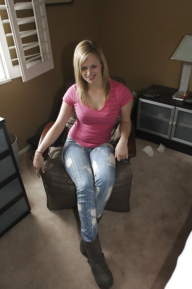 16P A jovem Heather Starlet tira a calça jeans para mostrar seus buracos molhados