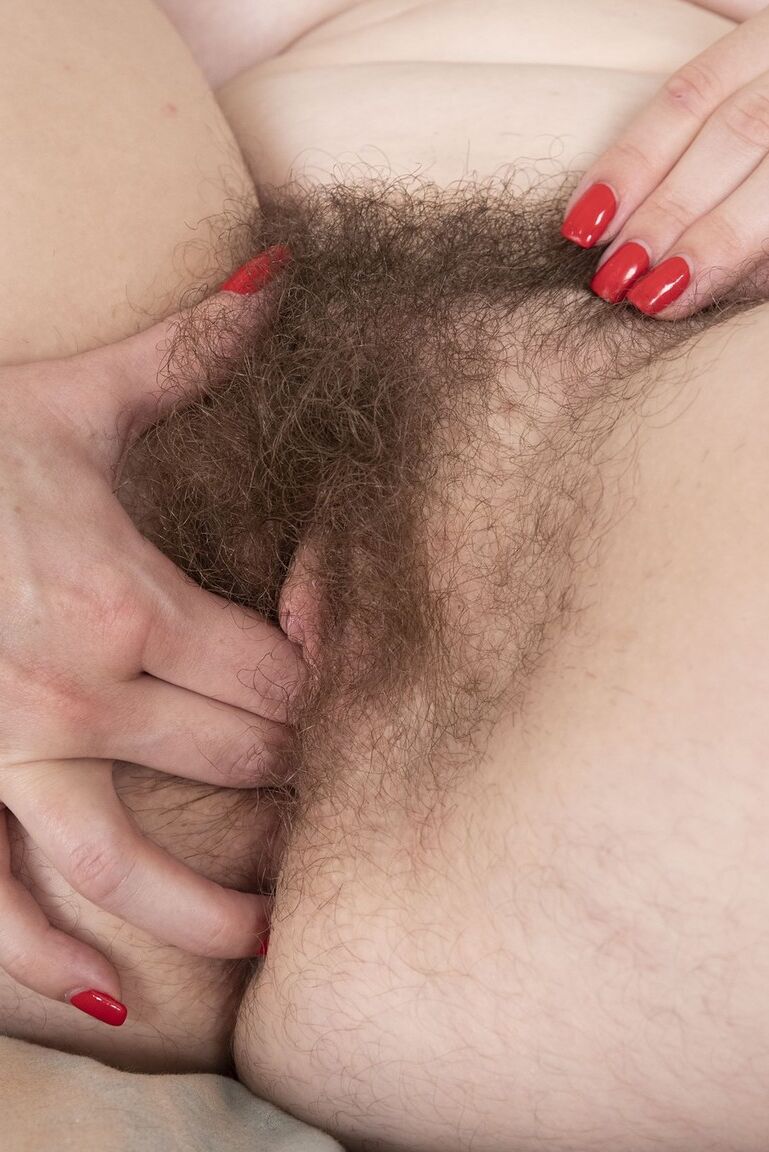 16P Bea, amateur potelée, bel endroit avec sa chatte naturelle sur son lit