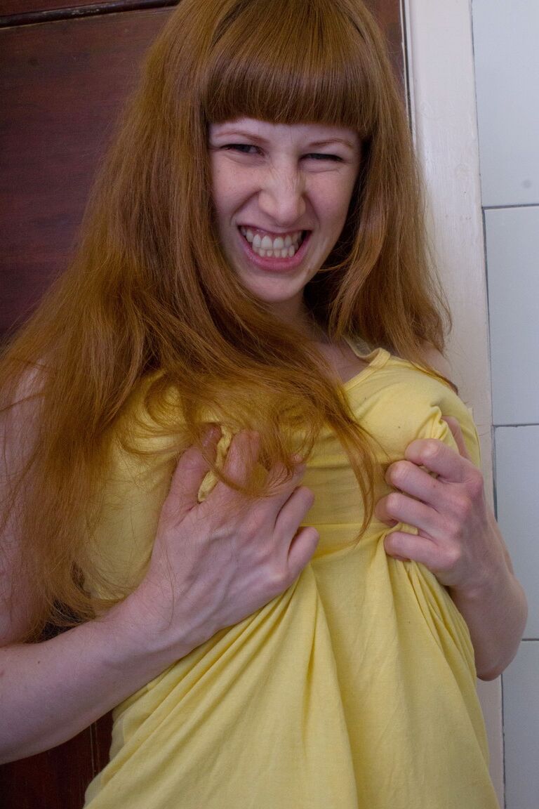 21P Ginger Chloe B dévoile ses gros seins