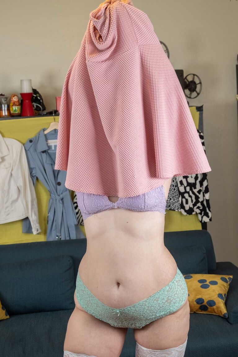19P A gordinha amadora Hailey D de óculos tira a roupa para mostrar peitos grandes e plug anal