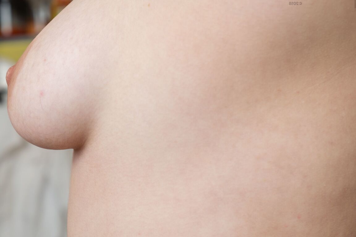 19P A gordinha amadora Hailey D de óculos tira a roupa para mostrar peitos grandes e plug anal