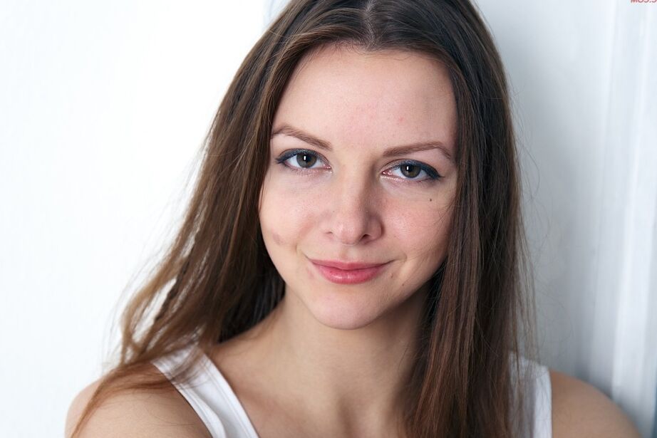 16P Das sexy Teenie-Mädchen Releena zieht das Baumwollhöschen aus, um ihre feuchte Muschi zu fingern